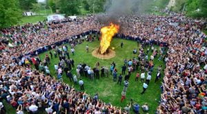 Edirne Festivalleri Her yılın 05-06 Mayıs tarihlerinde düzenlenir.Türk dünyasında önemli günlerden sayılan Hızır ve İlyas peygamberlerin bir gül ağacının dibinde buluştukları inancı Hıdrellez’in, Romanlardaki yansıması Kakava, Romanlar için bir yıl boyunca sabırsızlıkla beklenen ve büyük hazırlıklar yapılarak kutlanan en önemli günlerden biri olarak kabul ediliyor.Edirne’de baharın habercisi olarak kabul edilen Hıdrellez ve Kakava Şenlikleri 5-6 Mayıs tarihlerinde iki ayrı mekanda kutlanır; Konser, yarışma, dans gösterileri Saraçlar Caddesi’nde, diğer etkinlikler ise Kırkpınar Güreşleri’nin de düzenlendiği Sarayiçi’nde gerçekleşmektedir.
