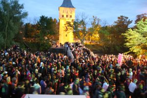 Edirne Festivalleri Her yılın 05-06 Mayıs tarihlerinde düzenlenir.Türk dünyasında önemli günlerden sayılan Hızır ve İlyas peygamberlerin bir gül ağacının dibinde buluştukları inancı Hıdrellez’in, Romanlardaki yansıması Kakava, Romanlar için bir yıl boyunca sabırsızlıkla beklenen ve büyük hazırlıklar yapılarak kutlanan en önemli günlerden biri olarak kabul ediliyor.Edirne’de baharın habercisi olarak kabul edilen Hıdrellez ve Kakava Şenlikleri 5-6 Mayıs tarihlerinde iki ayrı mekanda kutlanır; Konser, yarışma, dans gösterileri Saraçlar Caddesi’nde, diğer etkinlikler ise Kırkpınar Güreşleri’nin de düzenlendiği Sarayiçi’nde gerçekleşmektedir.